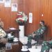 SINERGI : Sekda Frits Muntu saat menerima kunjungan Dandim Slamet Raharjo di ruang kerjanya. (foto/ist)