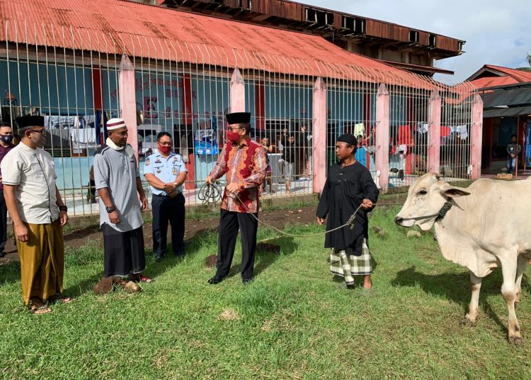 BERBAGI : Sekda Frits Muntu saat menyerahkan seekor sapi sebagai Hewan Qurban kepada Imam Masjid dan Kalapas Mulyoko. (foto/ist)