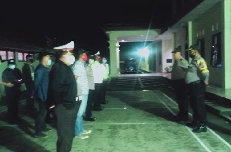 PERSIAPAN : Apel Cipkon di Halaman Mapolres Minahasa, dipimpin Kabag Ops Kompol Sumidi. (foto/ist)