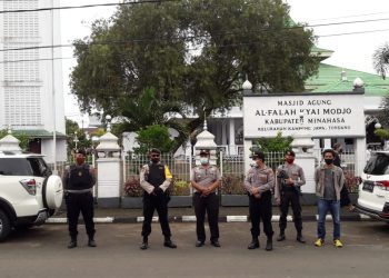 PENGAMANAN : Aparat Kepolisian Polres Minahasa saat berjaga di Mesjid Al Falah Kyai Modjo Kampung Jawa Tondano. (foto/ist)