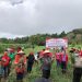 PROGRAM : Bupati Royke Roring dan Wabup Robby Dondokambey saat memanen Bawang Merah di lahan pertanian Kelompok Tani Paulus PKB Sentrum Sentrum Kawangkoan. (foto/ist)