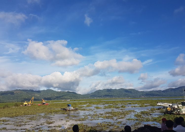 Proses pengangkatan Eceng Gondok atau tanaman Gulma di Danau Tondano menggunakan beberapa alat berat. (foto/veidy)