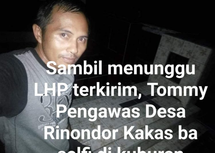 KENDALA JARINGAN : Tommy Rolly Sariasang saat mengambil foto selfi di kuburan sambil menunggu LHP terkirim. (foto/ist)