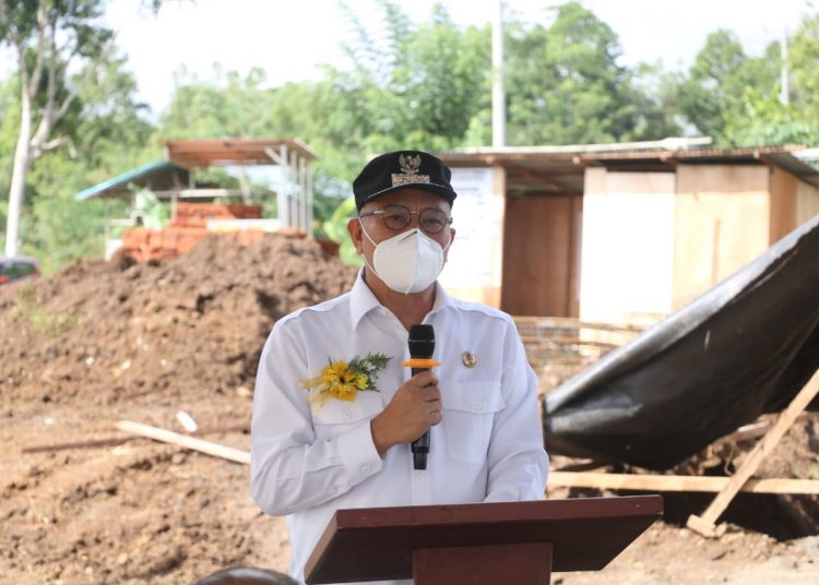 TUNJANG PELAYANAN : Sambutan Wali Kota Jimmy Eman usai peletakan batu pertama pembanguna ruang rawat inap. (foto/ist)