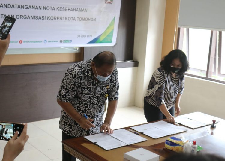 DAPAT JAMINAN : Sekot Harold Lolowang dan Kepala Cabang BPJS Ketenagakerjaan Minahasa Agnes Puji Hastuti menandatangani MoU. (foto/ist)
