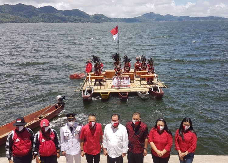 PELESTARIAN SENI BUDAYA : Peringatan Detik Proklamasi di Danau Tondano bersama Pengurus Insan Kolintang (Pingkan). (foto/ist)