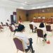 IKUT PROTAP KESEHATAN : Sekda Frits Muntu membuka sekaligus memimpin pertemuan di ruang sidang kantor bupati. (foto/ist)