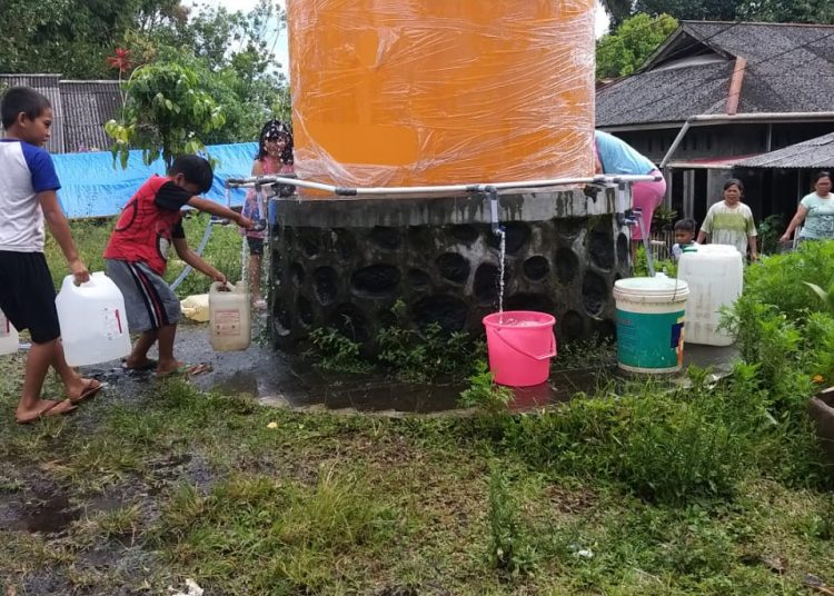 FASILITAS : Nampak salah satu Tong Air bersih yang buat oleh Dinas Perkim Tomohon untuk pemenuhan akan air bersih di Kelurahan Kinilow dan Kinilow Satu. (foto/ist)