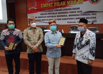 SOSIALISASI : Stefanus BAN Liow menyerahkan cendera mata kepada Bupati Lampung Selatan, Nanang Ermanto, usai kegiatan. (foto/ist)