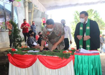 SIAP DITEMPATI : Wali Kota Jimmy Eman menandatangani Prasasti peresmian Pastori dan Konsistori. (foto/ist)