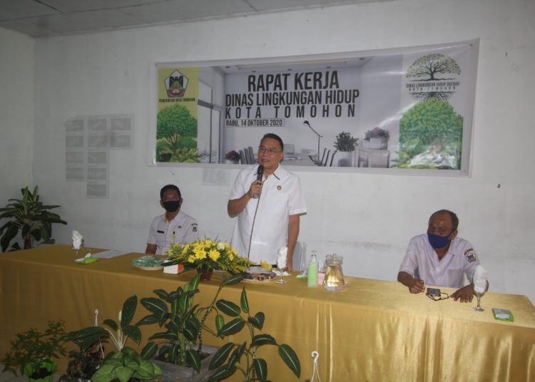 RAKER : Wali Kota Jimmy Eman saat memimpin rapat monitoring Dinas Lingkungan Hidup. (foto/ist)