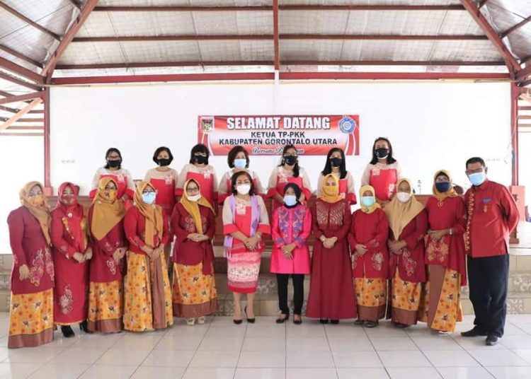 KUNKER : First Lady Minahasa, Fenny Lumanauw, menerima kunjungan TP-PKK Kabupaten Gorontalo Utara di Aula Benteng Moraya Tondano. (foto/ist)