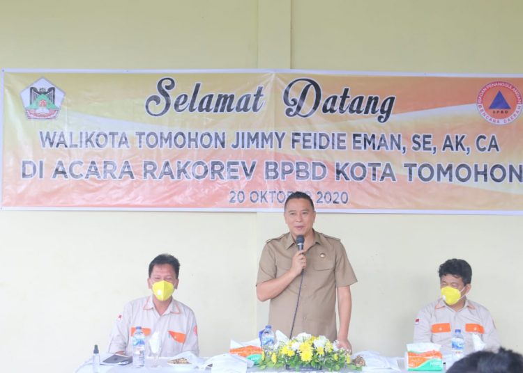 RAKOREV : Wali Kota Jimmy Eman saat menghadiri kegiatan di BPBD. (foto/ist)
