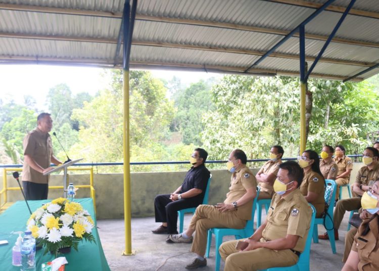 KONSULTASI : Wali Kota Jimmy Eman saat membuka kegiatan di Perkebunan Kinilow. (foto/ist)