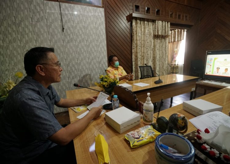 SOSIALISASI : Wali Kota Jimmy Eman saat membuka kegiatan di Ruang Rapat Bapelitbangda. (foto/ist)