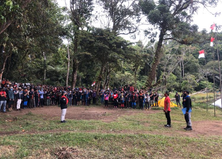 PENCINTA ALAM : Suasana upacara bendera hari Sumpah Pemuda yang dipimpin Kumtua Tampusu Arnold Ponamon. (foto/ist)