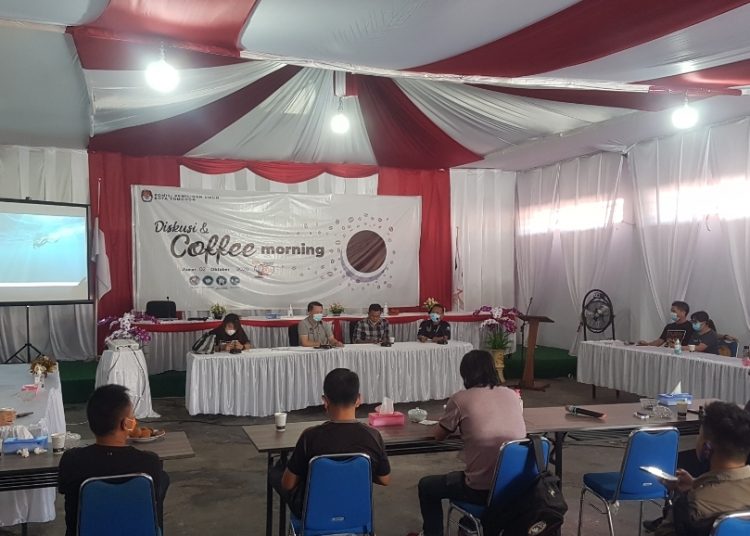 IKUT PROTAP KESEHATAN : Suasana Diskusi dan Coffee Morning di Aula Sekretariat KPU Tomohon. (foto/ist)