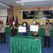 KERJASAMA : Wakil 1 Rektor Unima Prof Dr Urbanus Naharia dan Anggota DKPP RI Alfitra Salamm menandatangani MoU. (foto/ist)