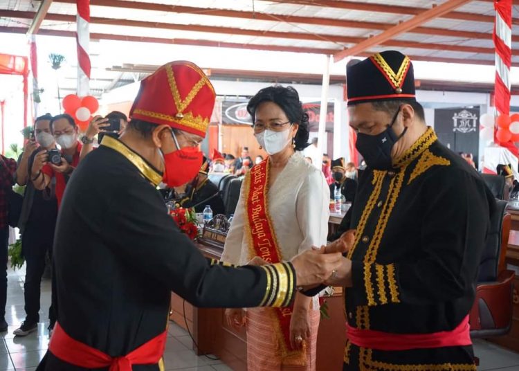 PENGANUGERAHAN : Bupati Royke Roring menyerahkan tongkat Tonaas Wangko kepada Jan Maringka. (foto/ist)
