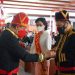 PENGANUGERAHAN : Bupati Royke Roring menyerahkan tongkat Tonaas Wangko kepada Jan Maringka. (foto/ist)