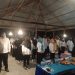 SIAP MENGABDI : Ketua Panwascam Bolangitang Barat, Adris Patingki SSos saat melantik Pengawas TPS, Senin dini hari. (foto/ist)