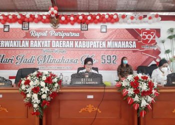 Ketua DPRD Minahasa Glady Kandouw memimpin rapat paripurna. (foto/ist)