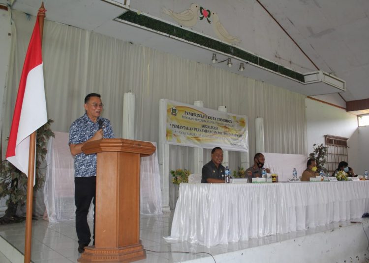 SOSIALISASI : Wali Kota Jimmy Eman membuka kegiatan yang diselenggarakan oleh Kesbangpol Tomohon. (foto/ist)