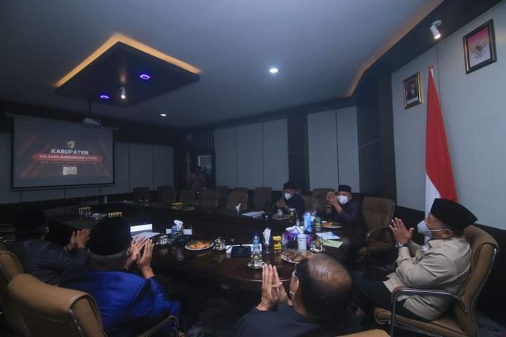 PENGHARGAAN : Bupati Depri Pontoh mengikuti rapat bersama Gubernur Sulut melalui video conference. (foto/ist)