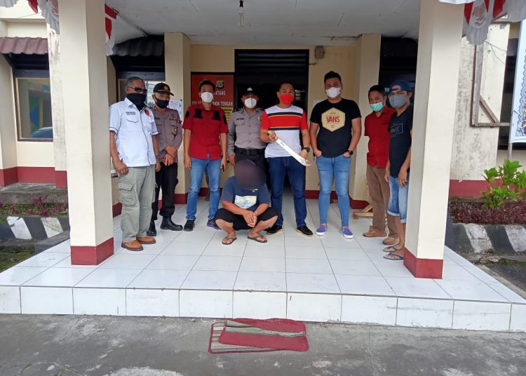 PASRAH : Terduga pelaku bersama barang bukti parang dibawa Tim Totosik ke Mako Polsek Tomohon Tengah. (foto/ist)