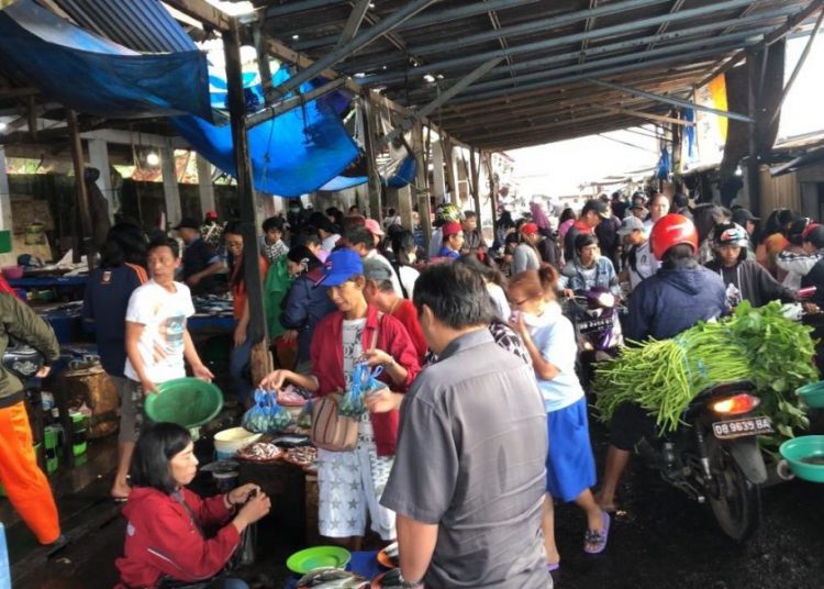 POTENSI TERJADI PENYEBARAN COVID-19 : Suasana Pasar Tondano yang begitu padat saat belum Corona. (foto/ist)