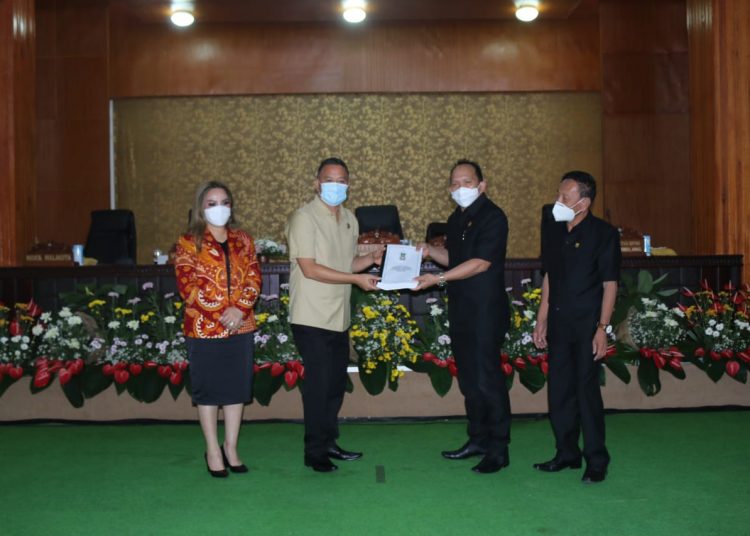 PARIPURNA : Ketua Dewan Djemmy Sundah menyerahkan hasil kegiatan DPRD kepada Wali Kota Jimmy Eman. (foto/ist)