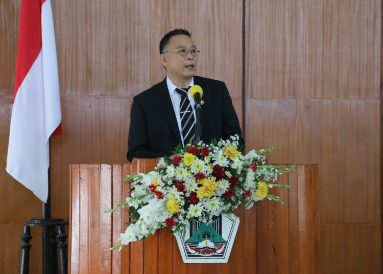 PARIPURNA : Wali Kota Jimmy Eman memberikan sambutan dalam pelantikan dan pengambilan sumpah janji jabatan oleh Wakil Ketua DPRD Kota Tomohon, Johny Runtuwene. (foto/ist)