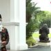 MEWAKILI PBNU : KH Ahmad Ishomuddin ketika memberikan keterangan pers usai divaksin Covid-19 perdana bersama Presiden Jokowi di Istana Merdeka, Jakarta. (foto/ist)
