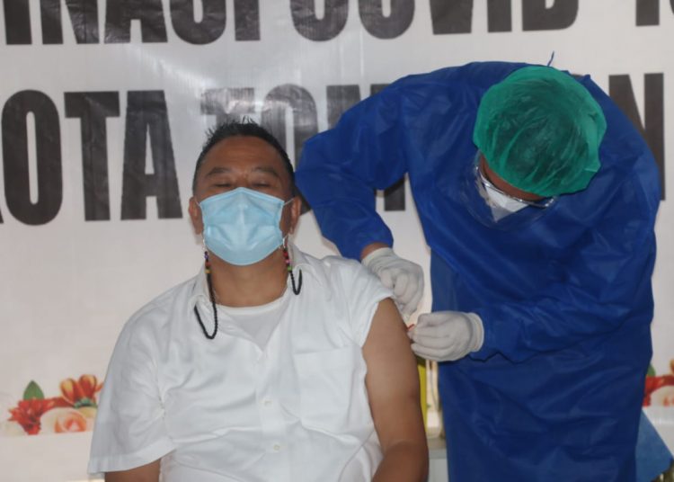 PERTAMA : Nampak Wali Kota Jimmy Eman disuntik vaksin Covid-19 merek Sinovac oleh petugas vaksinator. (foto/ist)