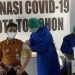 SUKSESKAN : Kepala Cabang BPJS Cabang Tondano Erfan Chandra Nugraha saat disuntik vaksin Covid-19 jenis Sinovac. (foto/ist)