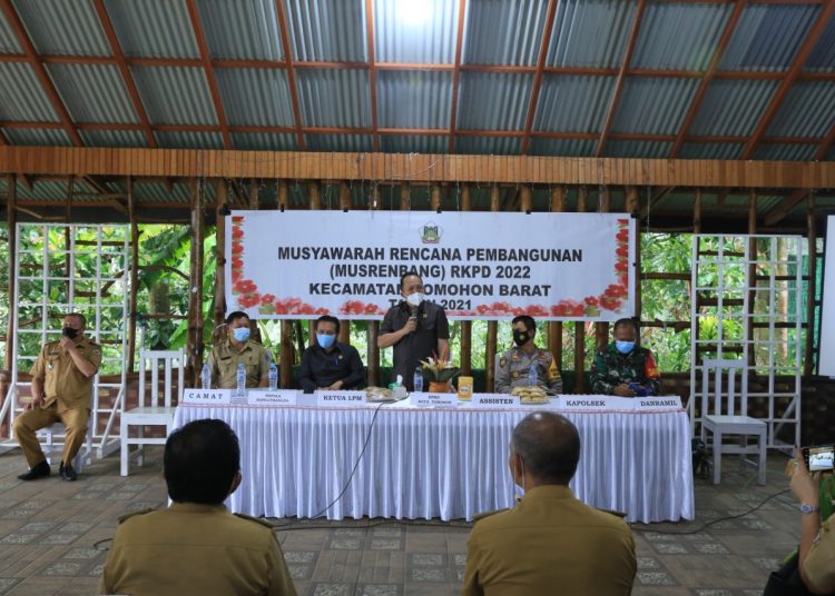 SERAP ASPIRASI WARGA : Ketua DPRD Djemmy Sundah saat memberikan materi dalam Musrembang. (foto/ist)