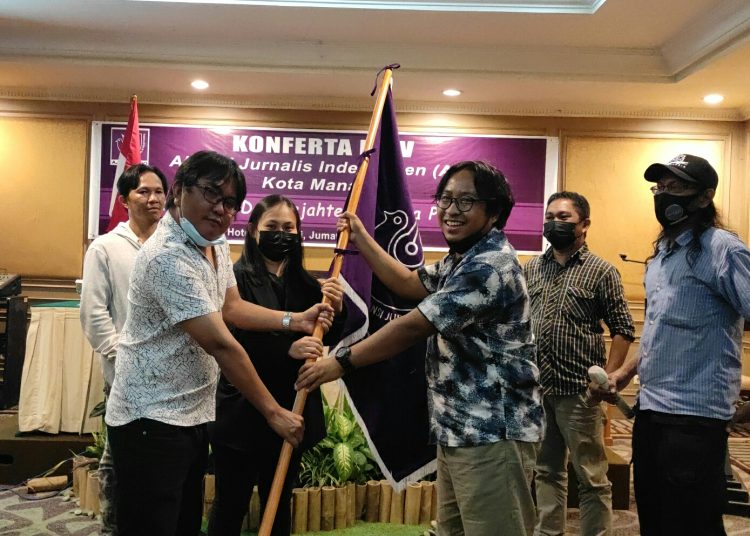 Ketua Umum AJI Indonesia Menyerahkan Pataka Kepemimpinan AJI Manado Periode 2021-2024