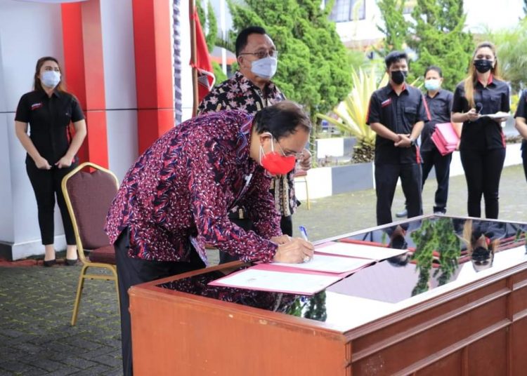 Bupati Royke Roring menandatangani pakta integritas. (foto/ist)