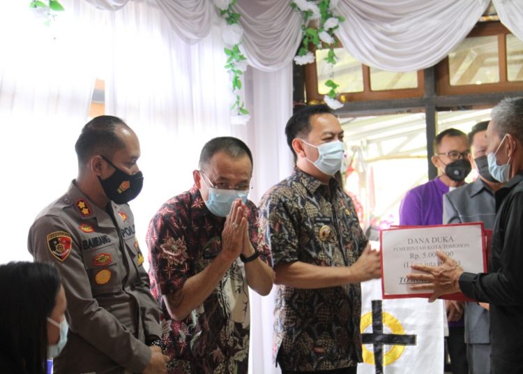 REALISASI : Wali Kota Caroll Senduk dan Wawali Wenny Lumentut menyerahkan santunan duka kepada keluarga.  (foto/ist)