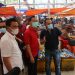 PENINJAUAN : Wali Kota dan Wawali serta Penjabat Sekot melihat langsung kondisi Pasar Wilken Tomohon. (foto/ist)