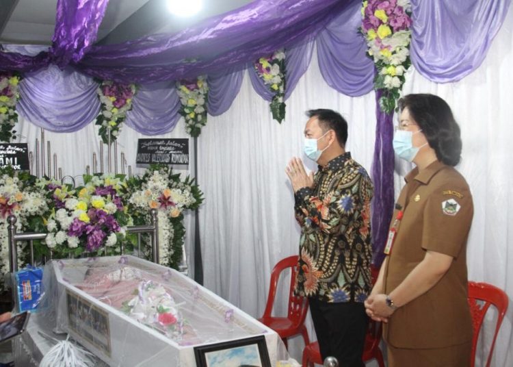 TURUT BERBELASUNGKAWA : Wali Kota bersama isteri melayat di rumah duka atas meninggalnya Almarhumah Virginia Toliu. (foto/ist)