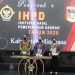 SERENTAK : Bupati Royke Roring didampingi Ketua DPRD Glady Kandouw menyerahkan LKPD ke Ketua BPK Sulut, Karyadi. (foto/ist)