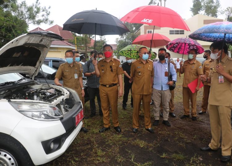 PASTIKAN SESUAI ATURAN : Nampak Wali Kota dan Wawali melihat langsung kondisi kendaraan dinas, kemarin. (foto/ist)