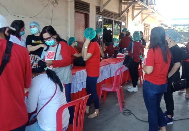 RENTAN TERPAPAR COVID-19 : Nampak proses vaksinasi para pedagang Pasar Kawangkoan oleh petugas medis. (foto/ist)