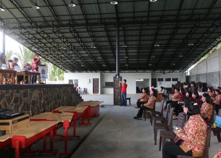 SYUKURAN : Wawali Wenny Lumentut memberikan sambutan pada ibadah memperingati Hut ke-47 Persatuan Perawat Nasional Indonesia di Aula Terung Kabasaran. (foto/ist)