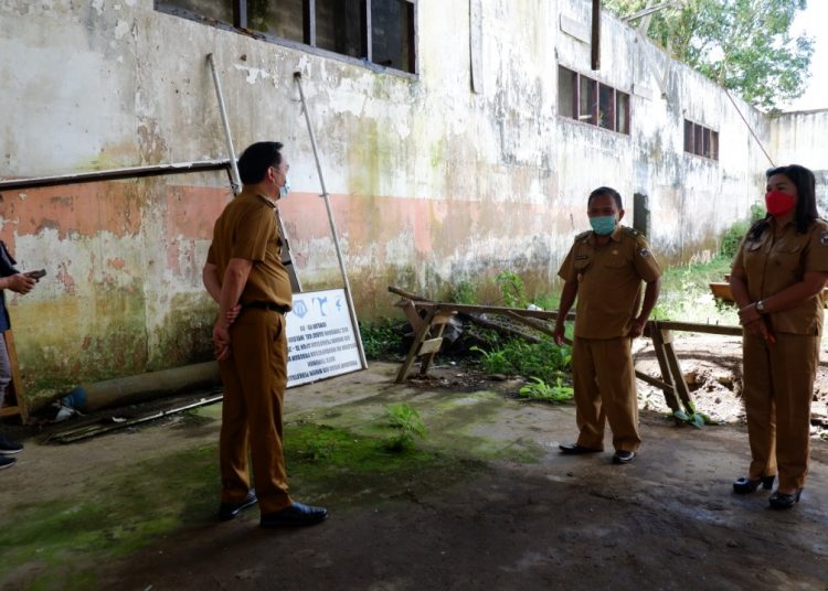 TINDAK LANJUTI KELUHAN WARGA : Wali Kota Caroll Senduk melihat keberadaan Balai Kelurahan Woloan ll. (foto/ist)