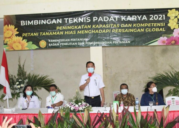 PENINGKATAN KAPASITAS DAN KOMPETENSI PETANI : Wali Kota Caroll Senduk memberikan sambutan pada kegiatan Bimtek. (foto/ist)