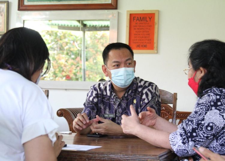 Wali Kota Caroll Senduk saat menerima tim pendataan dari Dinas Kependudukan dan Keluarga Berencana. (foto/ist)