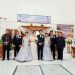 KELUARGA BARU : Penjabat Sekot Jemmy Ringkuangan berfoto bersama pengantin baru. (foto/ist)