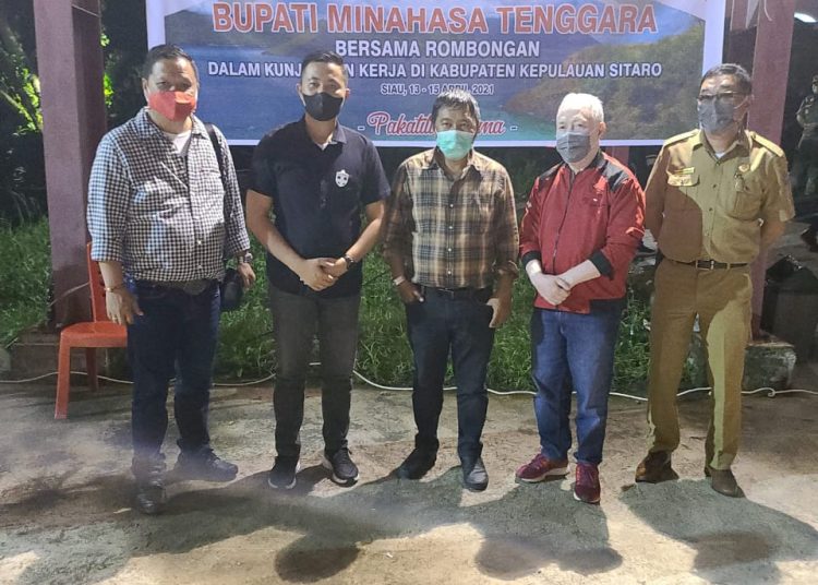 KUNKER : Foto bersama Bupati James Sumendap dan jajaran bersama Wakil Bupati Sitaro Jhon Palandung usai kunjungan. (foto/ist)